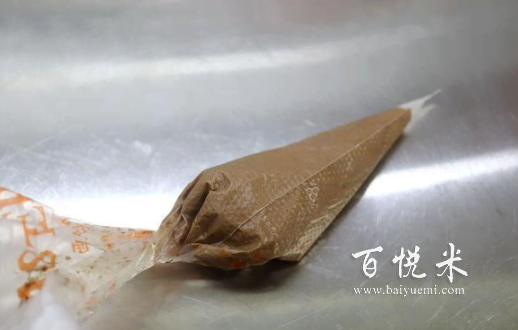 千秋紋鳳梨醬夾心蛋糕，松軟香甜比買的好吃實惠，5個雞蛋就能烤一大盤蛋糕